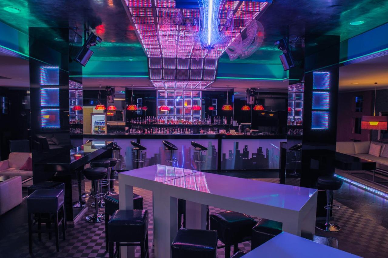帕森克温泉酒店 代温 外观 照片 The interior of the nightclub