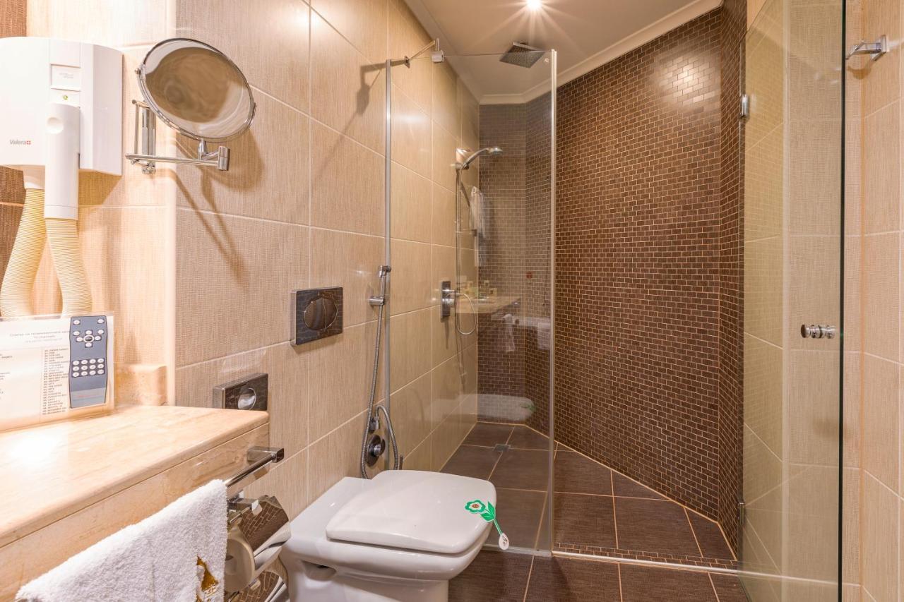 帕森克温泉酒店 代温 外观 照片 A shower cubicle