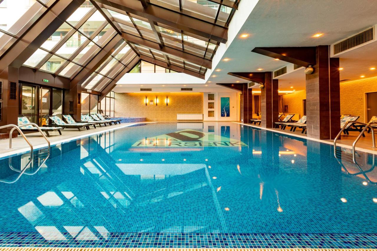 帕森克温泉酒店 代温 外观 照片 The swimming pool at the hotel