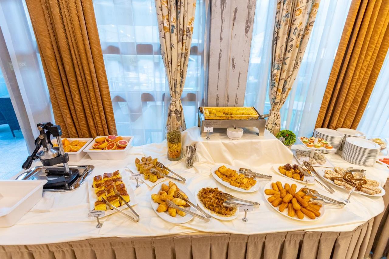 帕森克温泉酒店 代温 外观 照片 A buffet table with a selection of Indian snacks