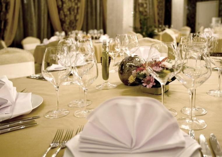 帕森克温泉酒店 代温 外观 照片 A table set for a formal dinner