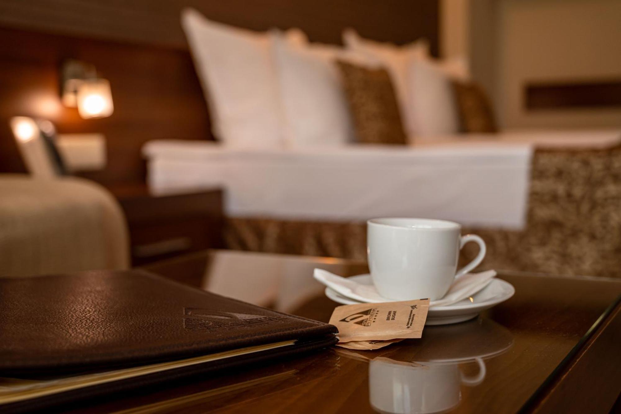 帕森克温泉酒店 代温 外观 照片 A coffee cup in a hotel room